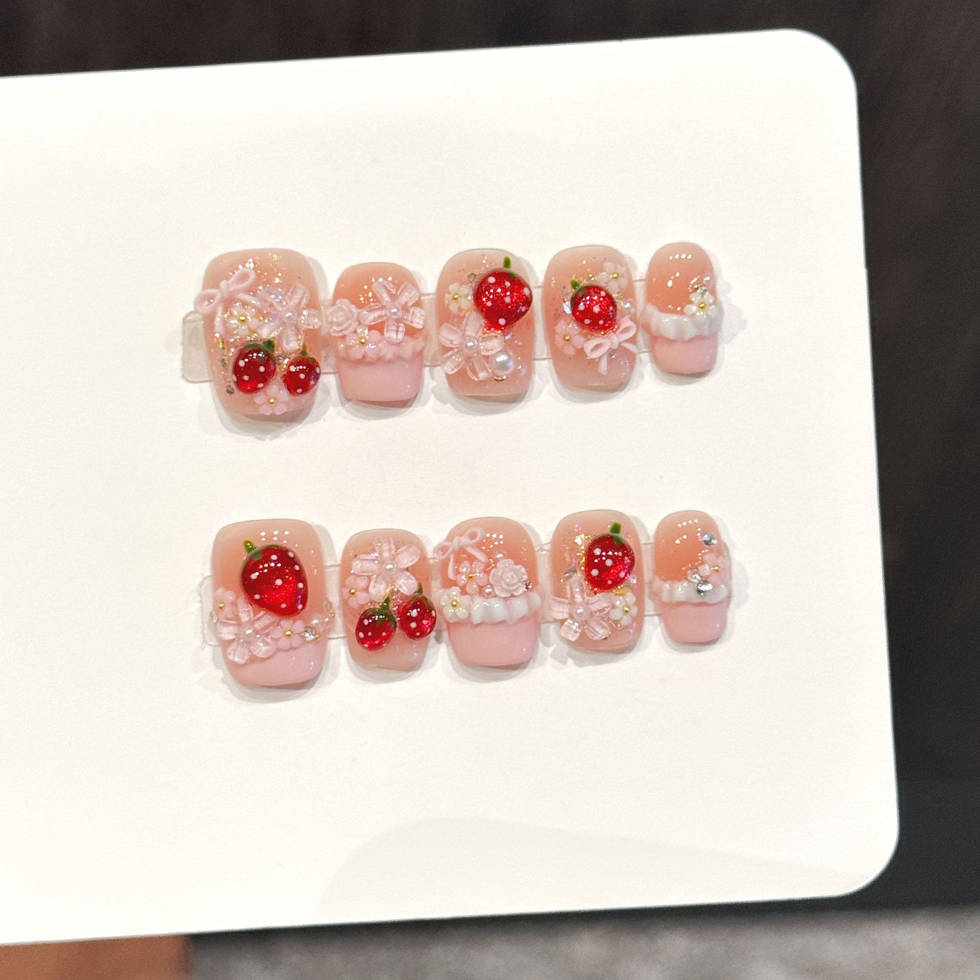 Nail Art Xs - 10 قطعة الفراولة الحمراء لطيف الصحافة